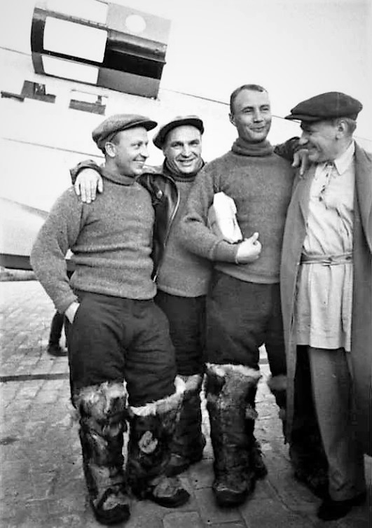 Андрей Туполев (справа) с экипажем самолёта АНТ-25 «Сталинский маршрут» на аэродроме Щёлково. 1936. Фото М. Калашникова