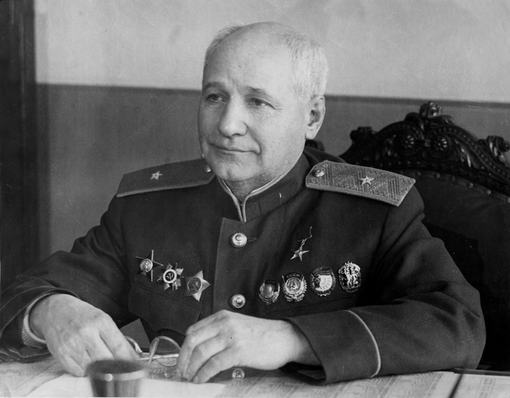 Генерал-майор авиационно-технической службы А. Н. Туполев, 1944.