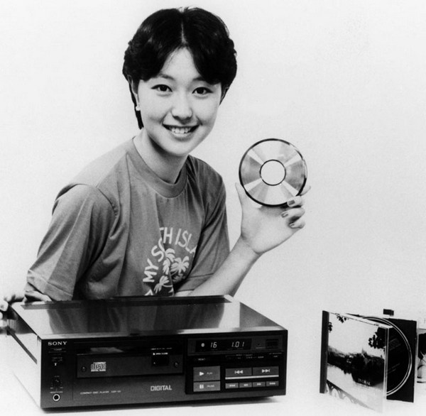компакт-диск изобрели специалисты компаний Philips и Sony