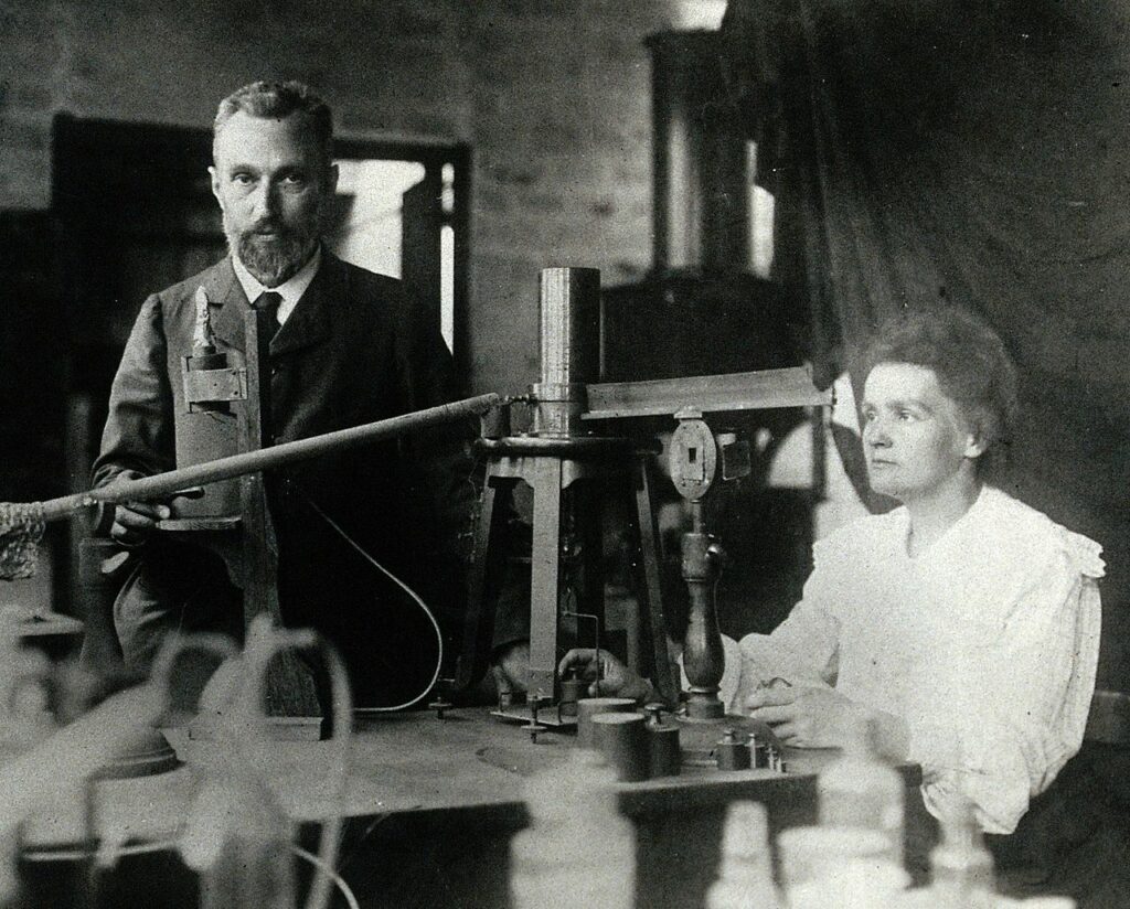 Мария и Пьер Кюри в своей лаборатории (1904 год)