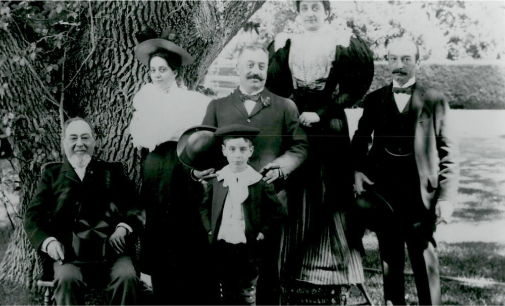 Леви Страусс с семьей